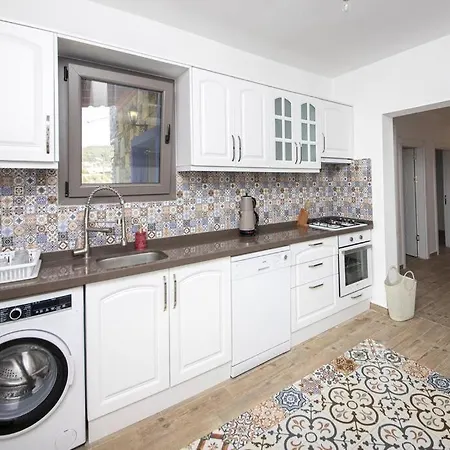 Dom wakacyjny 2 Bedroom House With Spacious Garden And Private Pool In