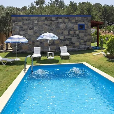 2 Bedroom House With Spacious Garden And Private Pool In Case de vacanță *