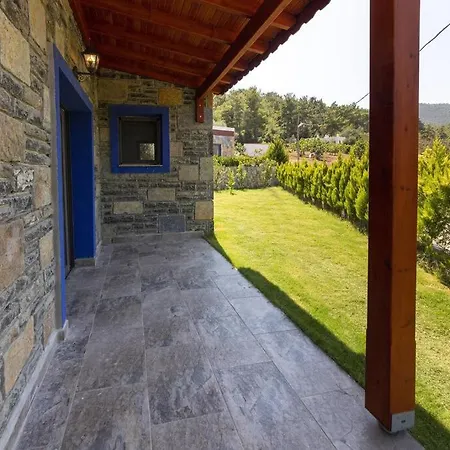 2 Bedroom House With Spacious Garden And Private Pool In