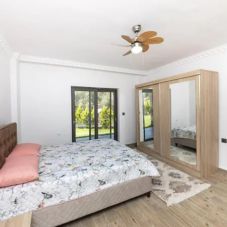 Dom wakacyjny 2 Bedroom House With Spacious Garden And Private Pool In