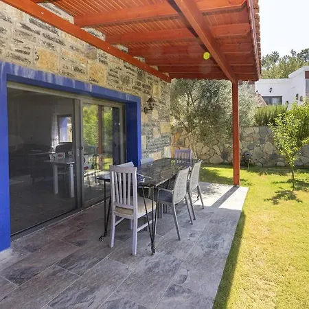 Case de vacanță 2 Bedroom House With Spacious Garden And Private Pool In