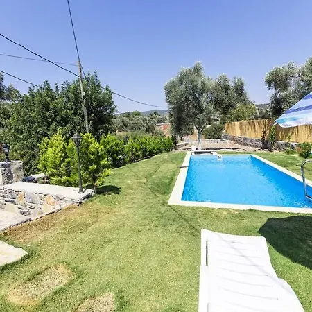 Case de vacanță 2 Bedroom House With Spacious Garden And Private Pool In