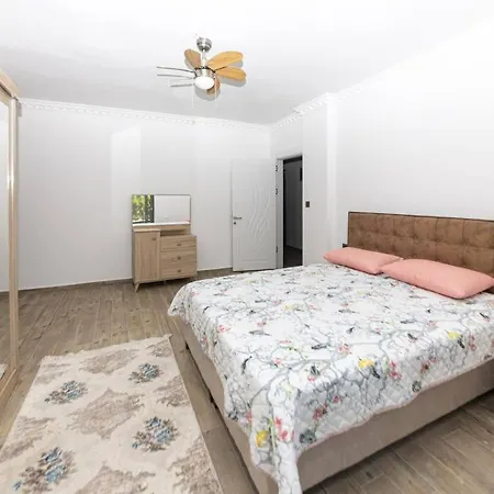 Holiday home 2 Bedroom House With Spacious Garden And Private Pool In