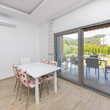 2 Br House With Spacious Garden&private Pool In Ferienhaus