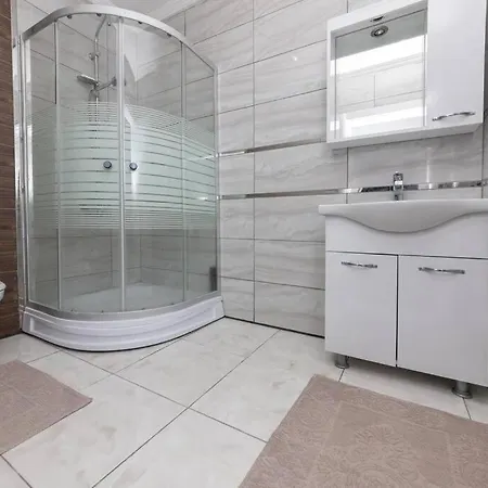 2 Br House With Spacious Garden&private Pool In Ferienhaus *
