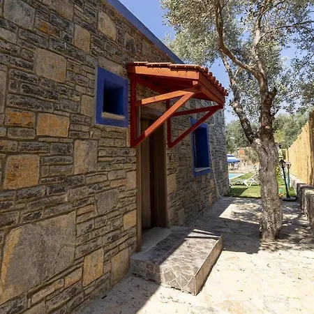 2 Br House With Spacious Garden&private Pool In