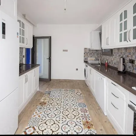 2 Br House With Spacious Garden&private Pool In Ferienhaus